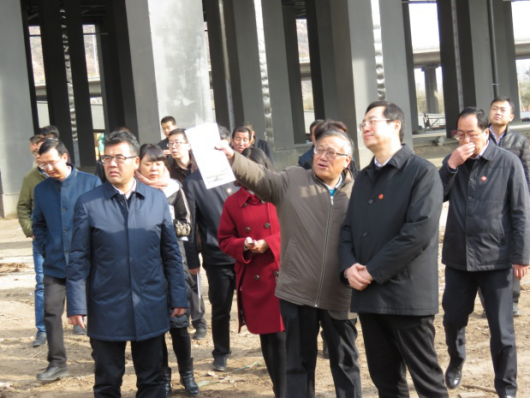 省委常委、西寧市委書記王曉在青海省物產(chǎn)集團(tuán)總公司黨委書記、總經(jīng)理王玉輝陪同下，深入青海物產(chǎn)朝陽(yáng)物流園區(qū)。