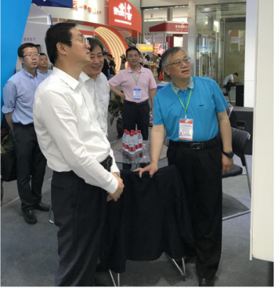 省委常委、西寧市委書記王曉蒞臨第十九屆青洽會(huì)青海物產(chǎn)展位參觀